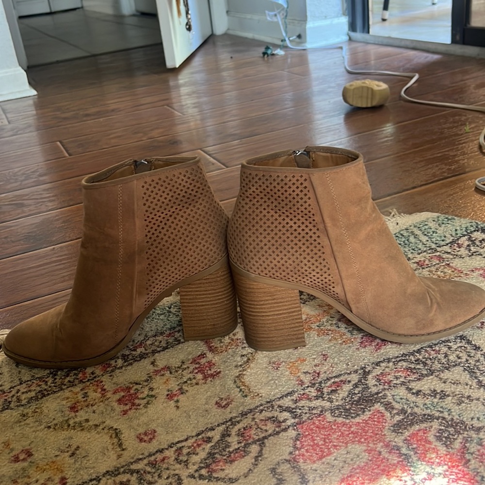 Universal Thread Tan/Light Brown Boot Size 7 - image 4